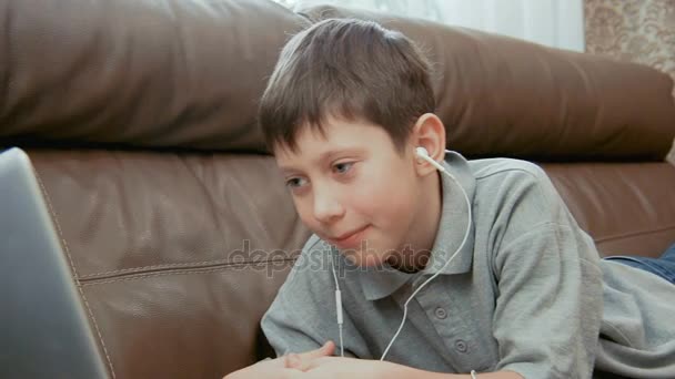 Little boy wating video on the laptop computer — Stock Video