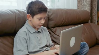 dizüstü bilgisayar kullanan küçük çocuk