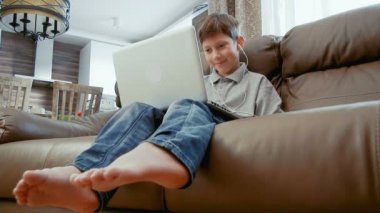 Dizüstü bilgisayar video izlerken küçük çocuk