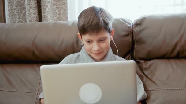 Menino assistindo vídeo no computador portátil — Vídeo de Stock