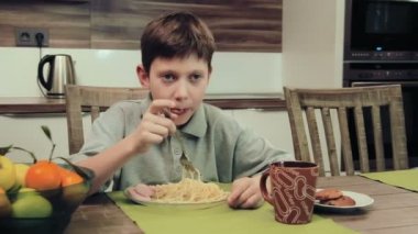 Makarna mutfakta yemek çocuk