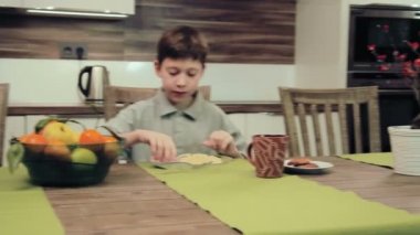 Makarna mutfakta yemek çocuk