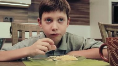 Makarna mutfakta yemek çocuk