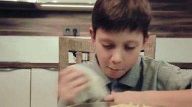 Makarna mutfakta yemek çocuk