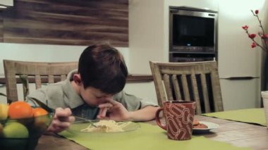 Makarna mutfakta yemek çocuk