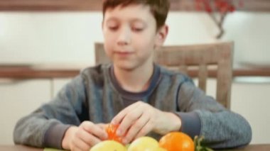 Küçük çocuk bir mandarine yeme