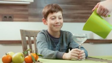 Küçük çocuk süt içme. süt cam dökülür