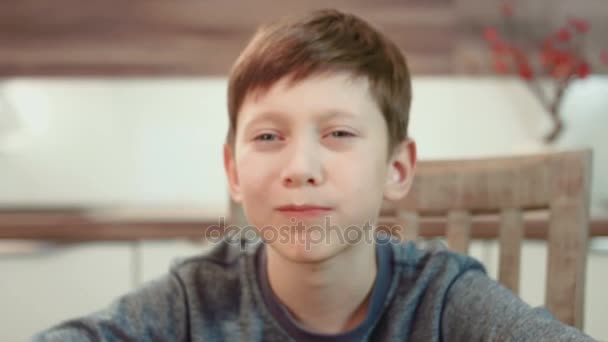 Kleine jongen eten een Mandarijn — Stockvideo
