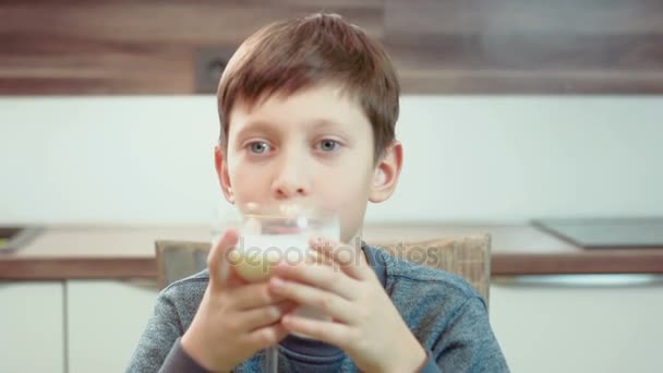 Niño bebiendo leche — Vídeo de stock