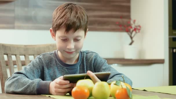 Menino usando tablet computador — Vídeo de Stock