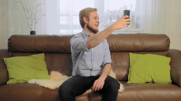 Genç adam selfies ile telefonunu alarak — Stok video