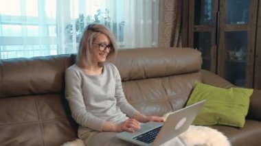 Onu laptop bir komedi film izlerken ve gülen genç kadın