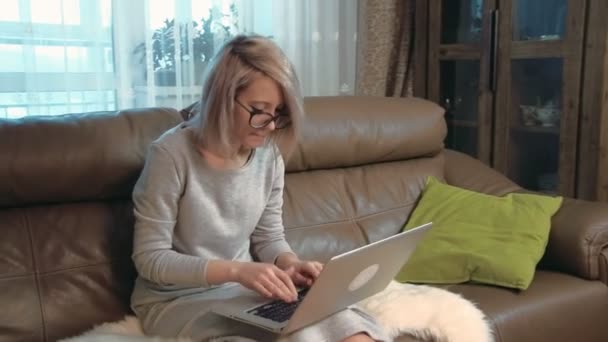 Concentrato giovane donna d'affari che lavora sul suo computer portatile — Video Stock