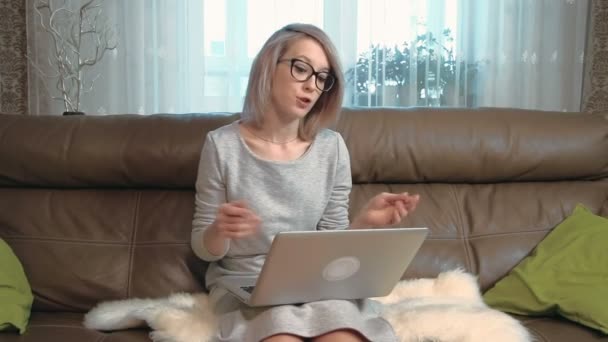 Jonge zakenvrouw met laptopcomputer praten met de camera — Stockvideo