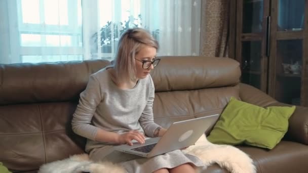 Gelukkig jongedame werken op haar computer, heeft een succes en vieren — Stockvideo