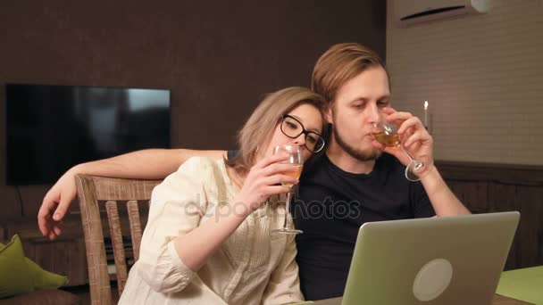 看一部电影在笔记本电脑上的对年轻的夫妇 — 图库视频影像