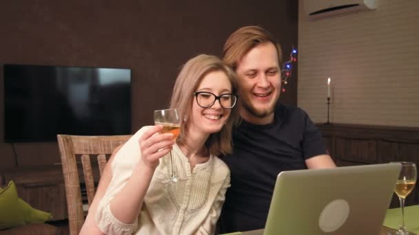 Unga par titta på en komedi film på sin laptop och skrattar — Stockvideo