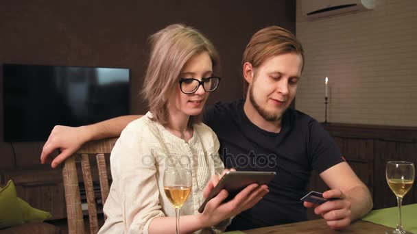 Genç çift onların dijital tablet ile online alışveriş — Stok video