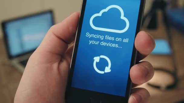 Syncing gegevens over digitale apparaten laptop, digitale tablet, smartphone vanaf een telefoon niet — Stockvideo