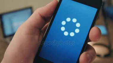 Simge amimation bir smartphone cep telefonu ile yükleme