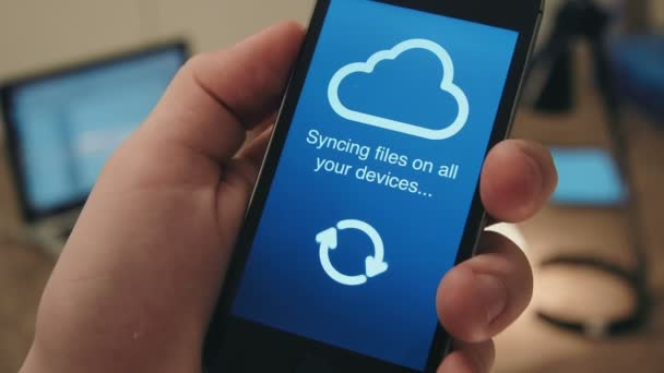 Dados de sincronização bem sucedidos em todos os dispositivos digitais a partir de um smartphone — Vídeo de Stock