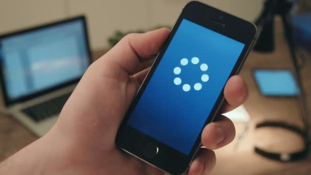 Icon amimation auf ein Smartphone laden — Stockvideo