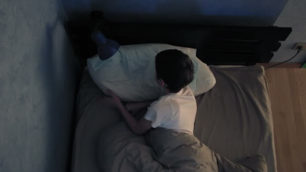 Boy cant fall asleep at night in his bed — Stock Video