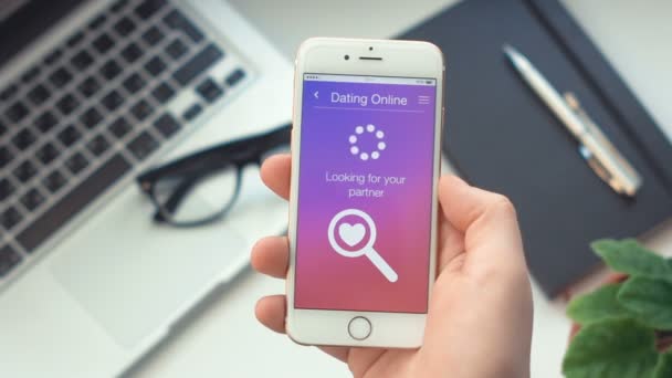 Kan niet zoeken naar partner op dating app op de smartphone — Stockvideo