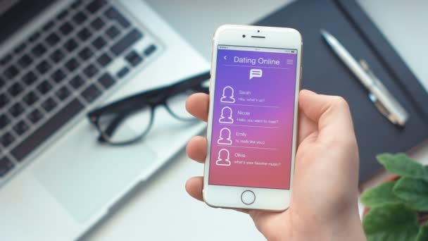 Controllare il nuovo messaggio su incontri app sullo smartphone — Video Stock