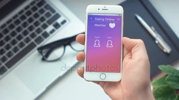 Controleren op nieuwe berichten op dating app op de smartphone — Stockvideo