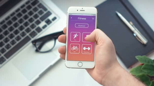 Impostazione del timer di nuoto sull'app fitness sullo smartphone — Video Stock