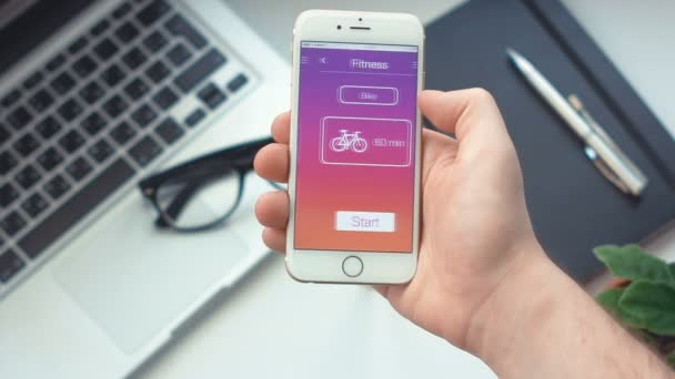 Fahrrad-Timer auf Fitness-App auf dem Smartphone einstellen — Stockvideo