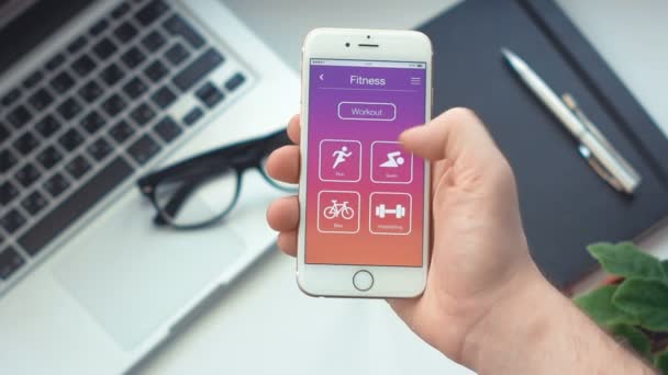 Inställningen tyngdlyftning timer på fitness app på din smartphone — Stockvideo