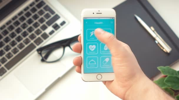 Kontrola, sledování činnosti uživatelů v aplikaci zdraví na smartphone — Stock video
