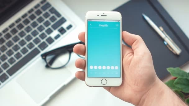 Verificando o monitoramento da pressão arterial no aplicativo de saúde no smartphone — Vídeo de Stock