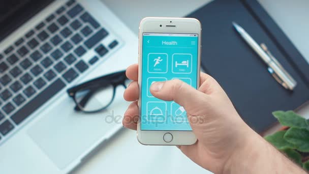 Surveillance de la fréquence cardiaque sur l'application Healt sur le smartphone — Video