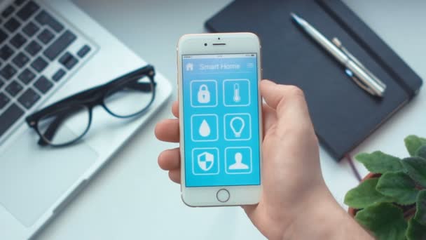 Encienda la luz en la aplicación para el hogar inteligente en el teléfono inteligente — Vídeo de stock
