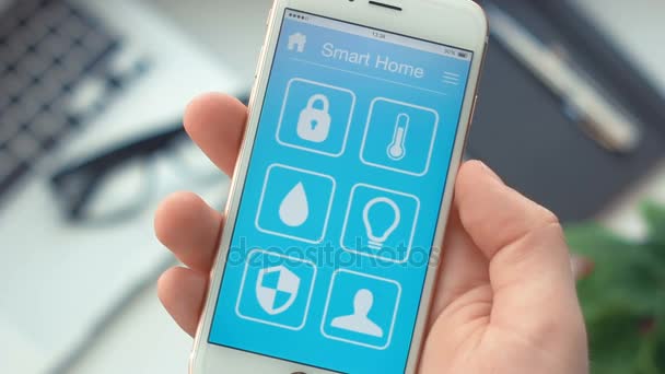 Kapcsolja be a fény a smart home app-ra-a smartphone — Stock videók