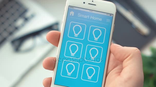 Zet licht op smart home app op de smartphone — Stockvideo