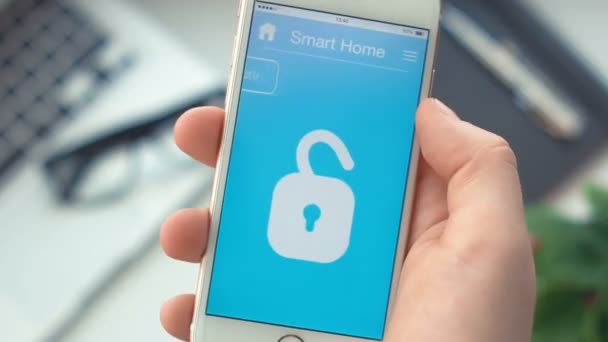 Activar la seguridad de la casa en la aplicación para el hogar inteligente en el teléfono inteligente — Vídeo de stock