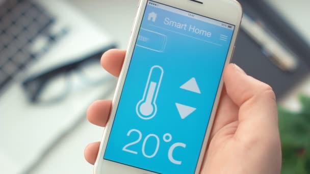 Intelligens otthon app-ra-a smartphone a változó hőmérséklet — Stock videók