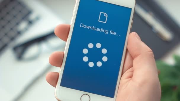 Descarga exitosa de archivos en un teléfono inteligente — Vídeo de stock