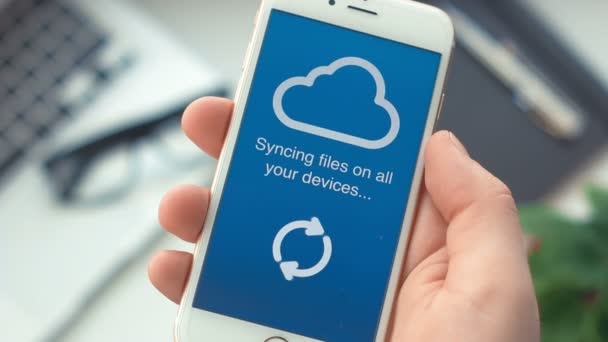 Erfolgreiche Synchronisierung von Daten auf allen digitalen Geräten von einem Smartphone — Stockvideo