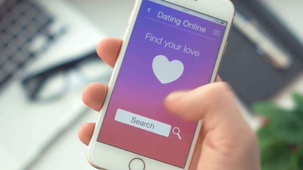 Успешный поиск партнера по приложению для знакомств на смартфоне — стоковое видео