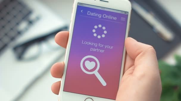 Falha em procurar parceiro no aplicativo de namoro no smartphone — Vídeo de Stock