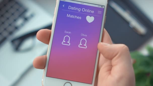 Kontrollera nya meddelanden på dating app på din smartphone — Stockvideo