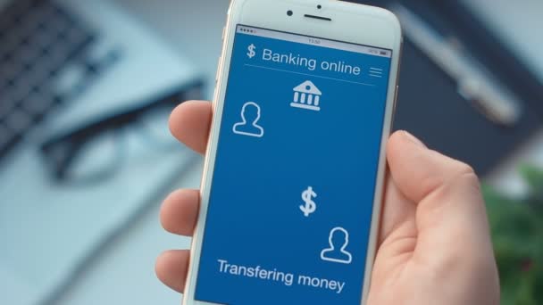 Skicka pengar på bank app på din smartphone — Stockvideo