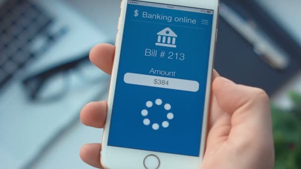 Betala faktura på app på bankingthe smartphone — Stockvideo