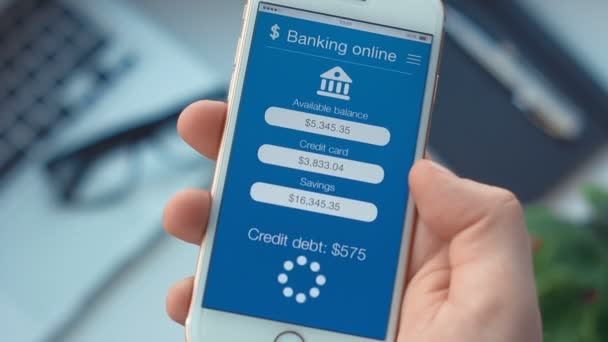 Pagar la deuda de crédito en la aplicación en la banca del teléfono inteligente — Vídeo de stock