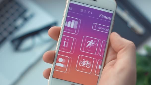 Ustawienie timera pływać na fitness aplikacji na smartfonie — Wideo stockowe